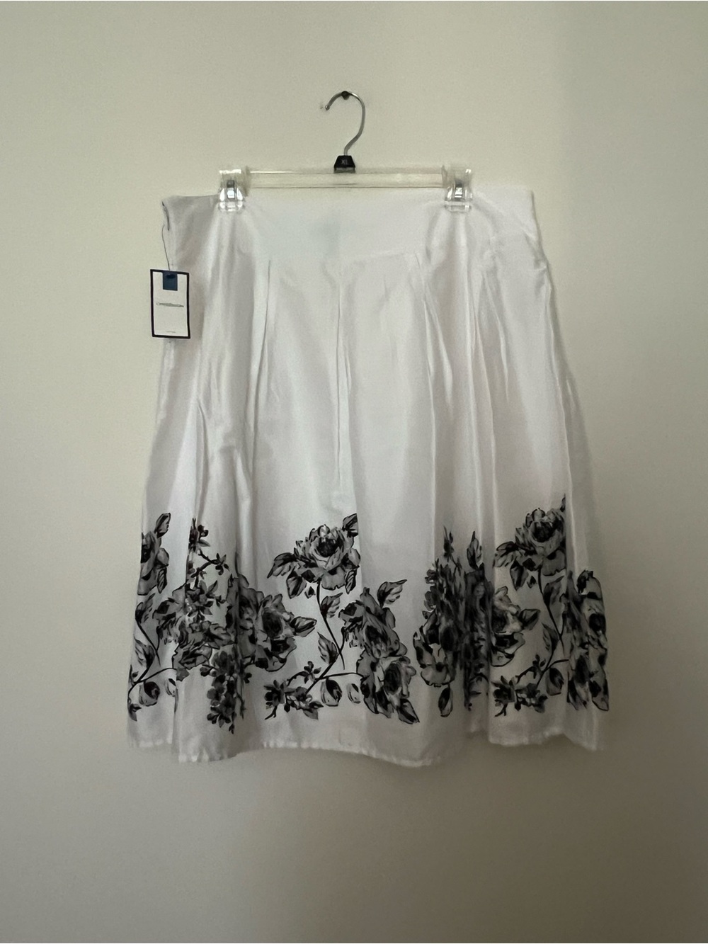 croft & barrow White Skirt with Black Floral Border fully lined size 18